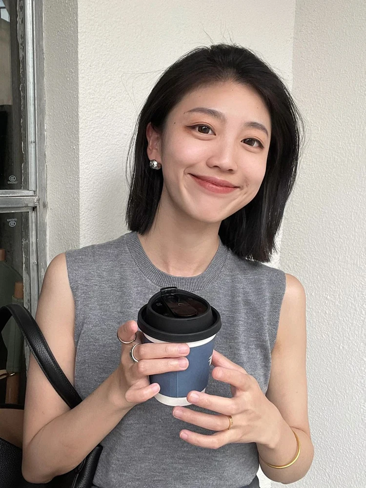 Nichestylishvintage 다목적 얇은 니트 조끼 여성 여름 단순 루즈 피트 세련된 라운드 넥 민소매 아이스 실크 티셔츠 