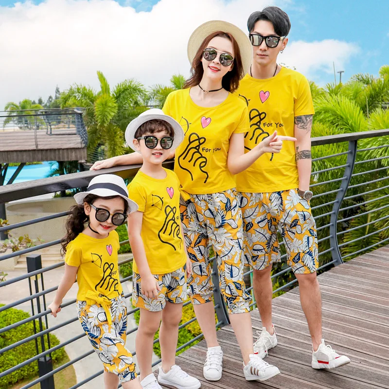 

Family Holiday Clothes Dad and Son Boy Beach Shirts Two Piece Sets Vacation 2024 Mom and Baby Girl Floral Smock Dress Sleeveless