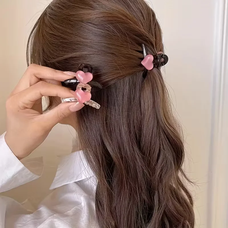2-teiliges Set mit niedlichen herzförmigen Haarspangen aus Kunststoff, geeignet für Damen. Leuchtende Farben, perfekt für seitliche Ponyfransen