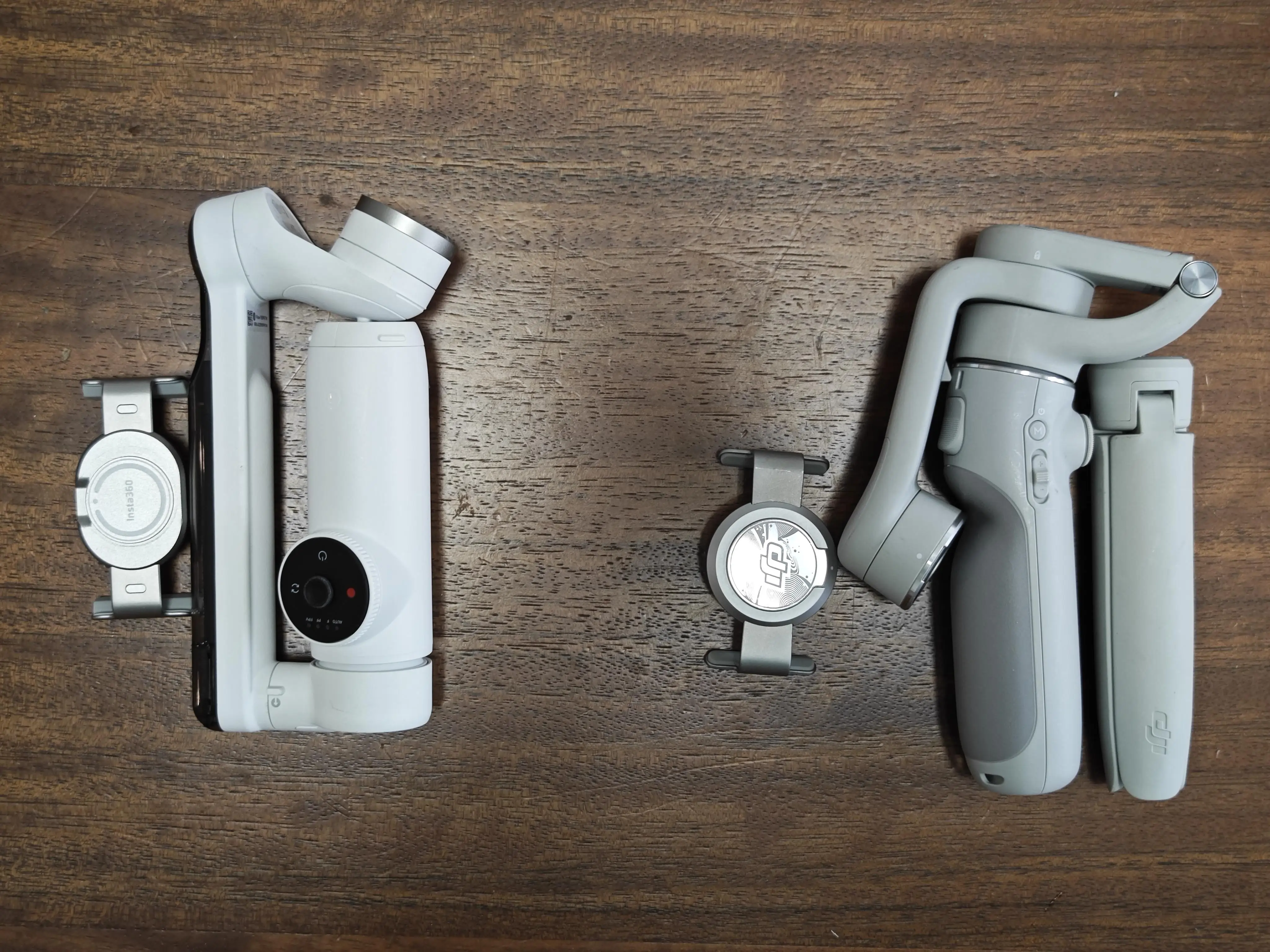 Insta360 Flow Mobile Gimbal-AI Smartphone Stabilizer / Tracking 3-Axis Stabilization-Built-in Tripod and Selfie Stick