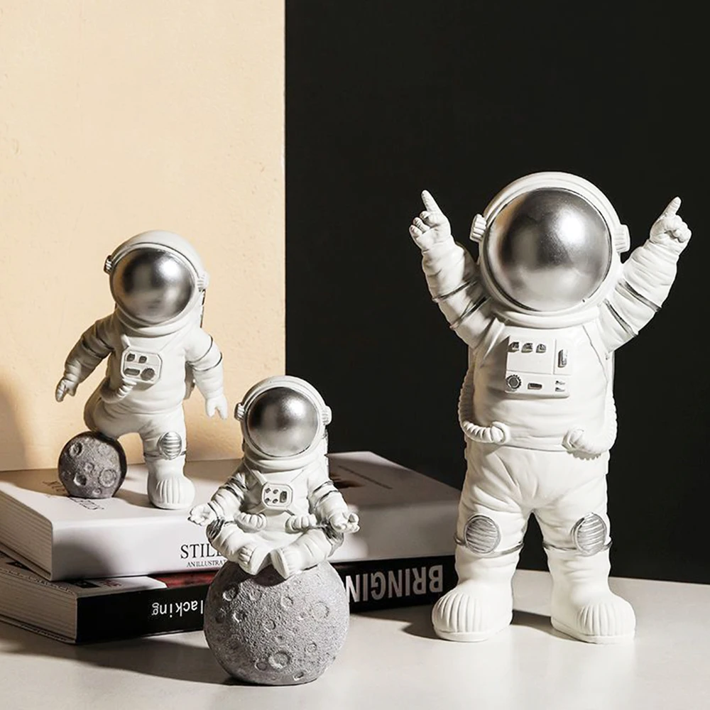 фигурка "космонавт". фигурка космонавта в скафандре. статуэтка космонавт на луне держатель для телефона. космонавт фигурка декор. силиконовая форма космонавт.