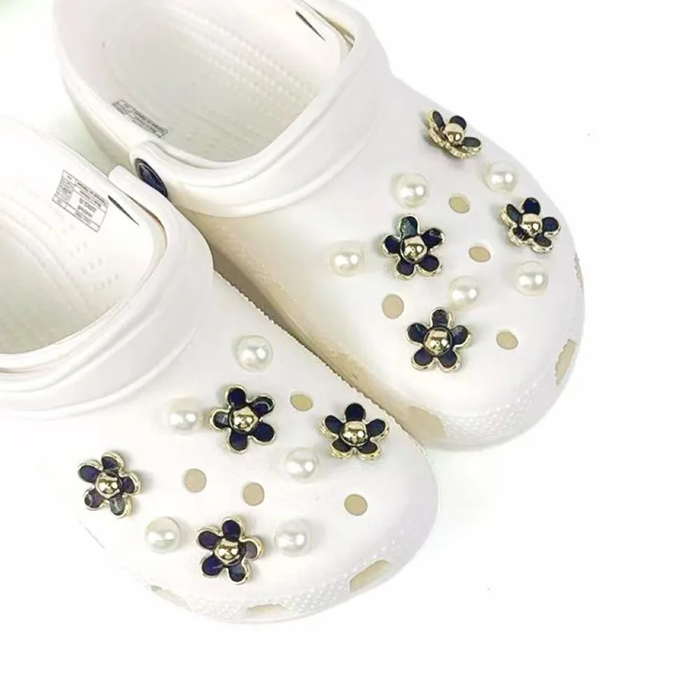 18개 패션 신발 장식 세트 블랙 핑크 오엽화 진주 신발 장식 버클 샌들 클로그 DIY 액세서리 파티 선물