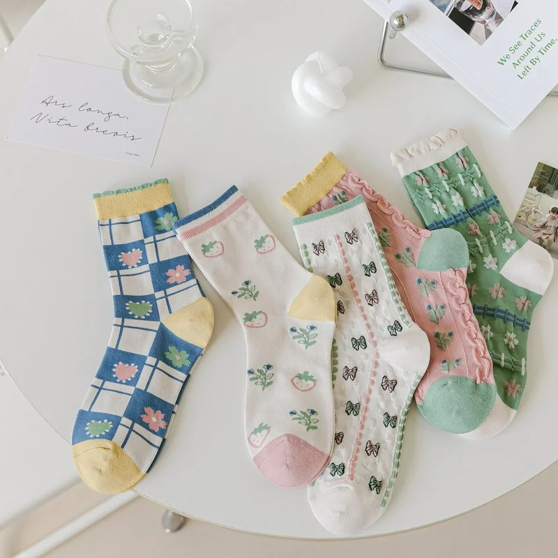 

1pair High Elasticity Women Socks Autumn and Winter Bubble Edge Butterfly Strawberry Print Pure Cotton Medium Tube Women Socks