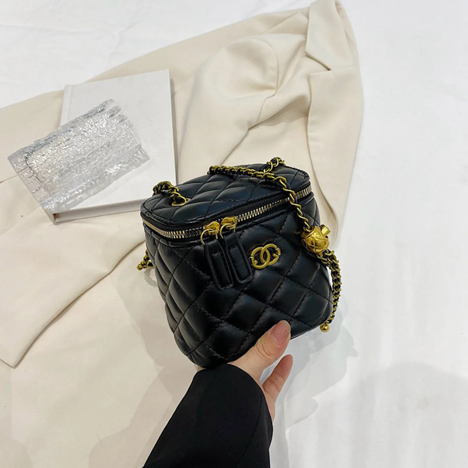 حقيبة كتف صغيرة على شكل دلو للنساء براثن صغيرة كلا...