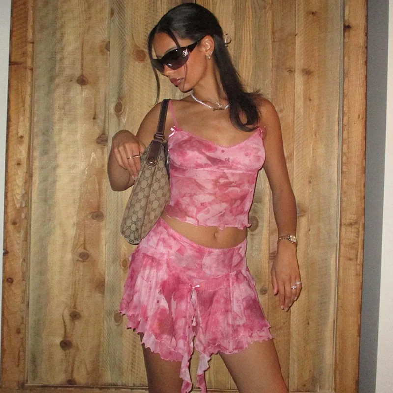 

INS style new 2023 European and American women's fashion printed suspender vest with wooden ear edge powder short skirt set