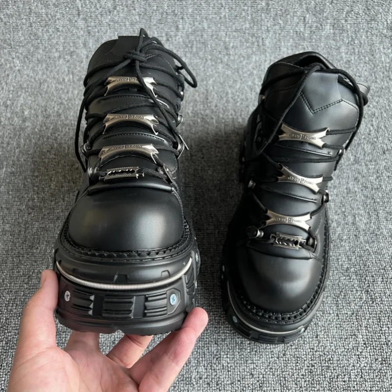 Рисунок 6 - Женские кроссовки в стиле панк