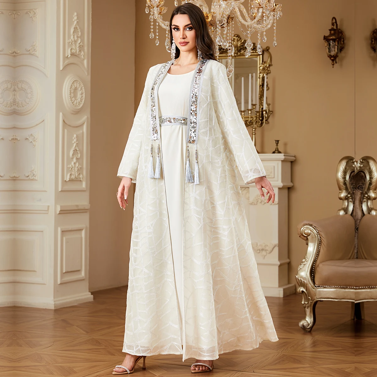 جلابية أوف وايت بطقم قطعتين وتفاصيل مطرزة