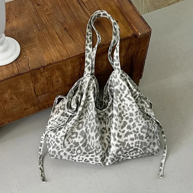 Borsa Tote Casual con Stampa Leopardata, Grande Borsa a Spalla in Tessuto Morbido per Donna, Decorazione con Cordoncino, Borsa a Tracolla alla Moda per Shopping Quotidiano - immagine 2