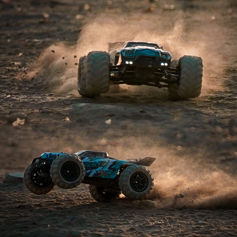 Voiture télécommandée tout-terrain 50-70 km/h 4x4 RC pour adulte sur un rocher, vue arrière
