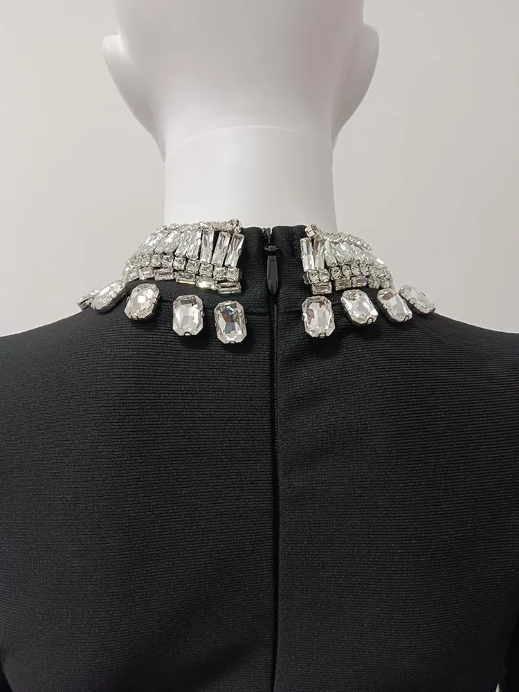 فستان سهره انيق بأكمام طويله مزين بالكريستال