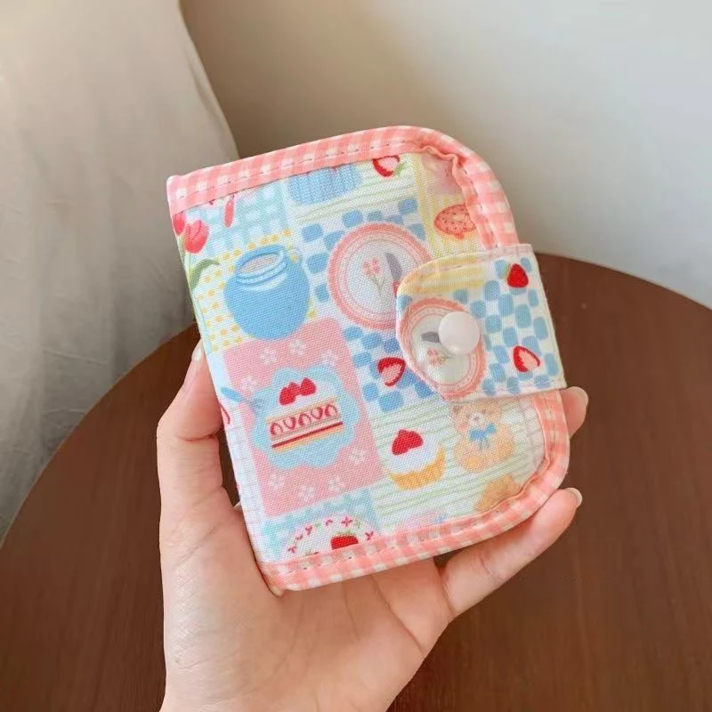 Portafoglio in Tessuto con Motivo Cartoon Kawaii, Porta Carte Portatile per Ragazze, Borsa Multifunzionale per Documenti, Carte di Credito e Monete da Viaggio - immagine 3