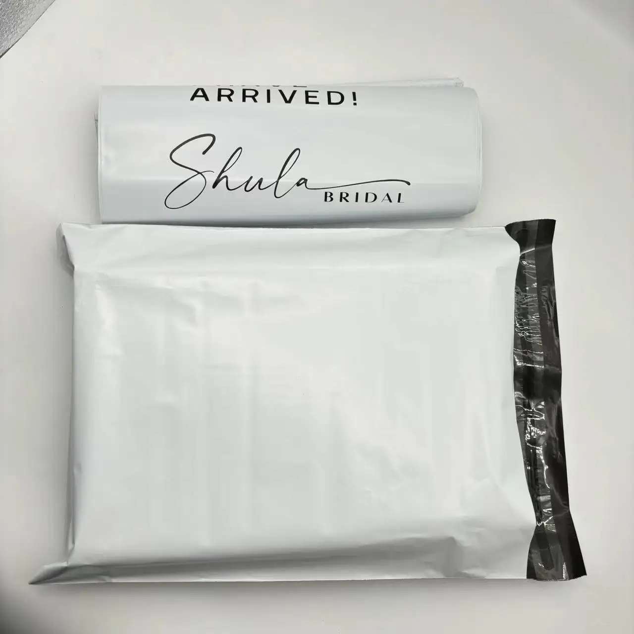 Рисунок 3 - Белая почтовая сумка с логотипом