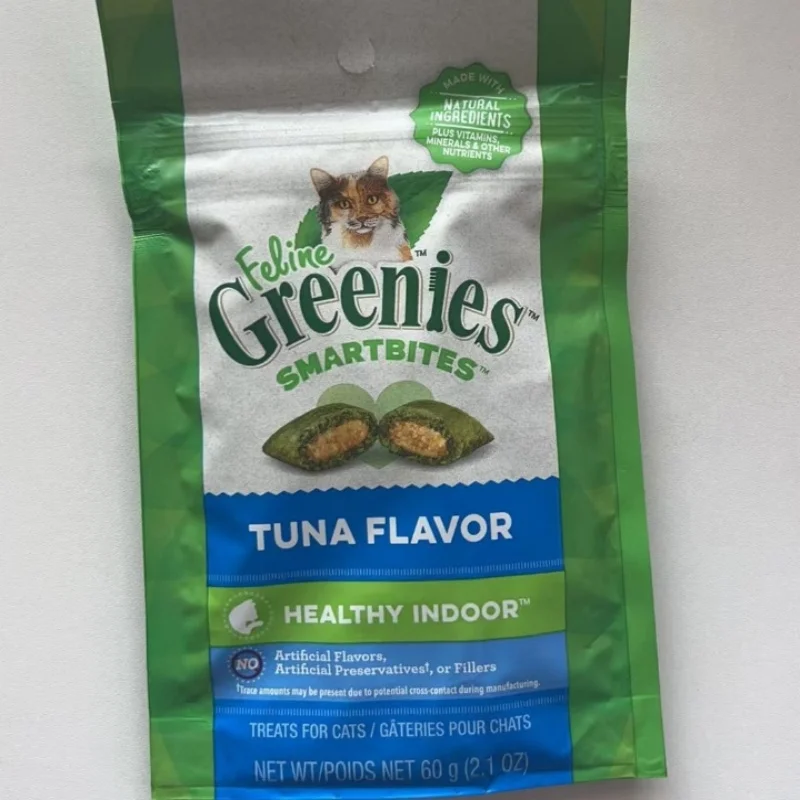 Greenies Feline SmartBites Skin & Fur Crunchy & Soft Adult Cat Treats Chicken Flavor, Feline Clean Teeth And Reduce Tartar 60g