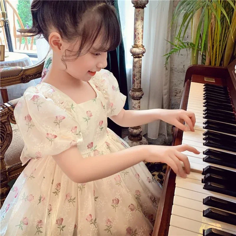 فستان أميرة للبنات من 1-8 سنوات مزين بالدانتيل والزهور مع طباعة كاملة وفيونكة كبيرة وزخارف لؤلؤية لحفلات الأطفال