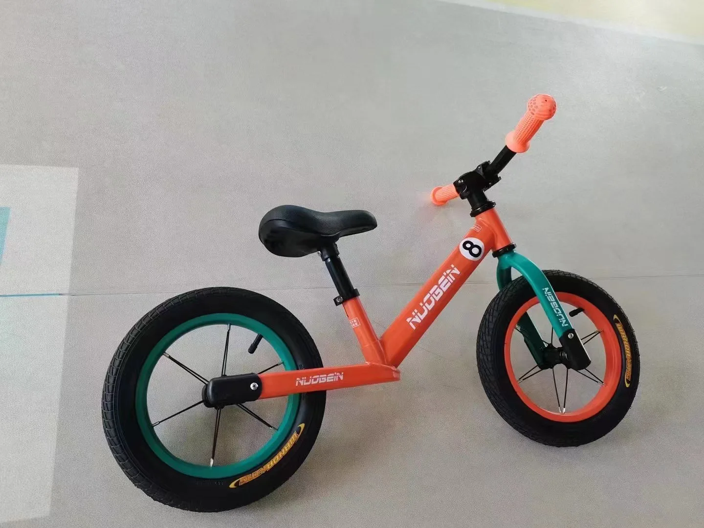 Bicicleta sin pedales para niños de madera natural roja y gris