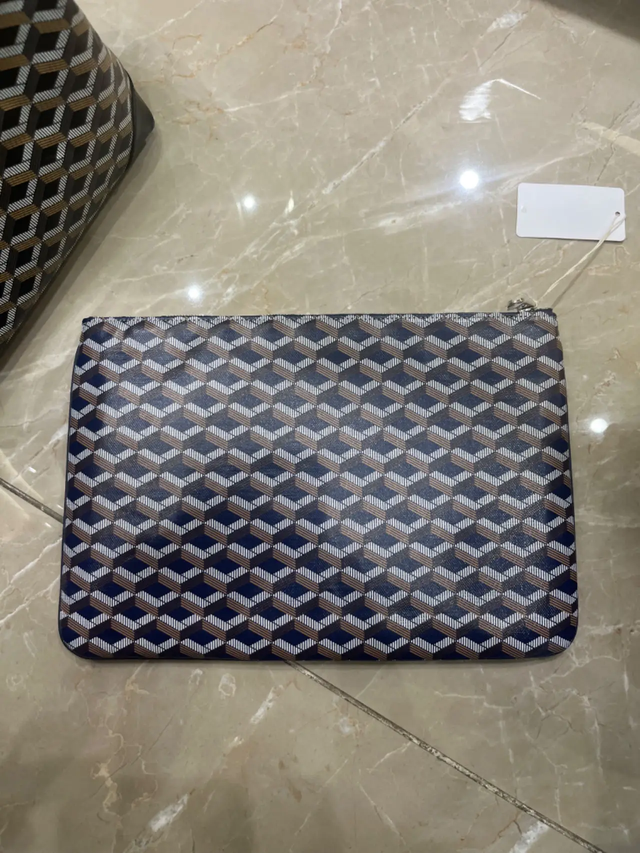 

Handbag, the same as the star, clutch bag, the highest quality is very good.