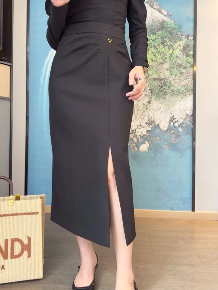 

Retro black fashion Joker slim bag hip skirt female autumn 2023 new high waist fold split western style mid-length skirt.