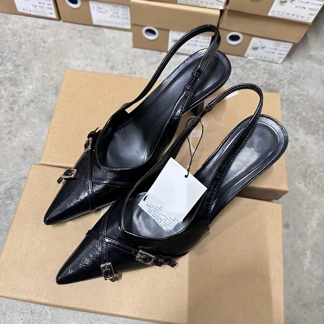 

Женские туфли-лодочки с металлической пряжкой, на среднем каблуке