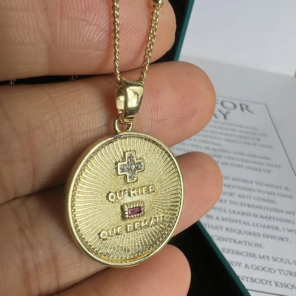 Detalhe da peça colar amor em francês com medalha dourada