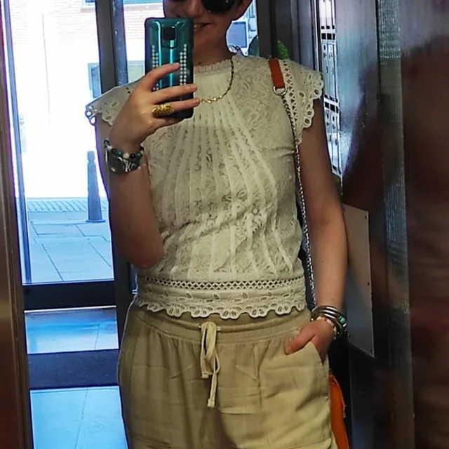 Blusas Casuais de Verão: Uma Toque de Elegância e Conforto 5 Blusa Casual de Verão com Mangas Pétalas