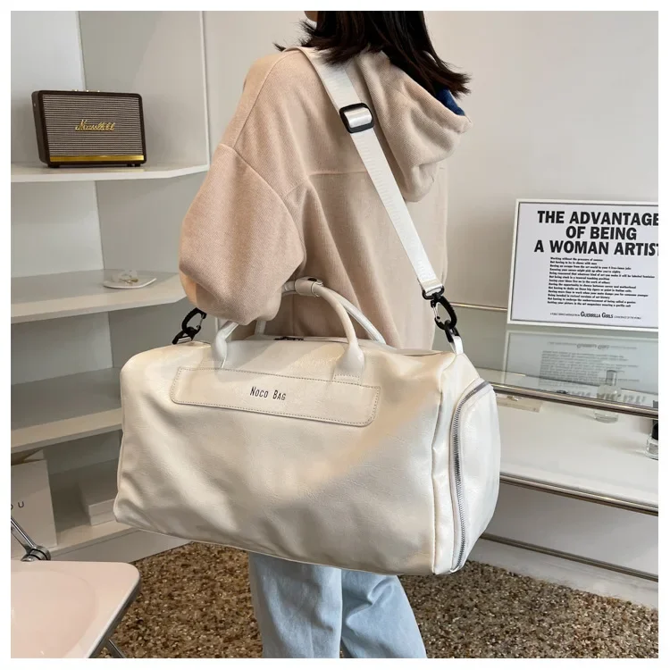 حقيبة كتف جلدية للرجال، بتصميم عملي و فسيح، مثالية...