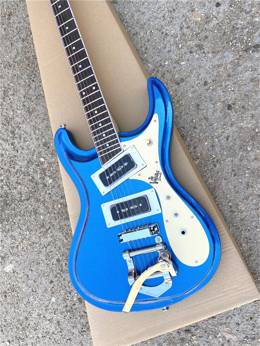 

High quality custom edition Special 6-string Blue Jazz Electric Guitar tremolo Rosewood fingerboard Free shipping