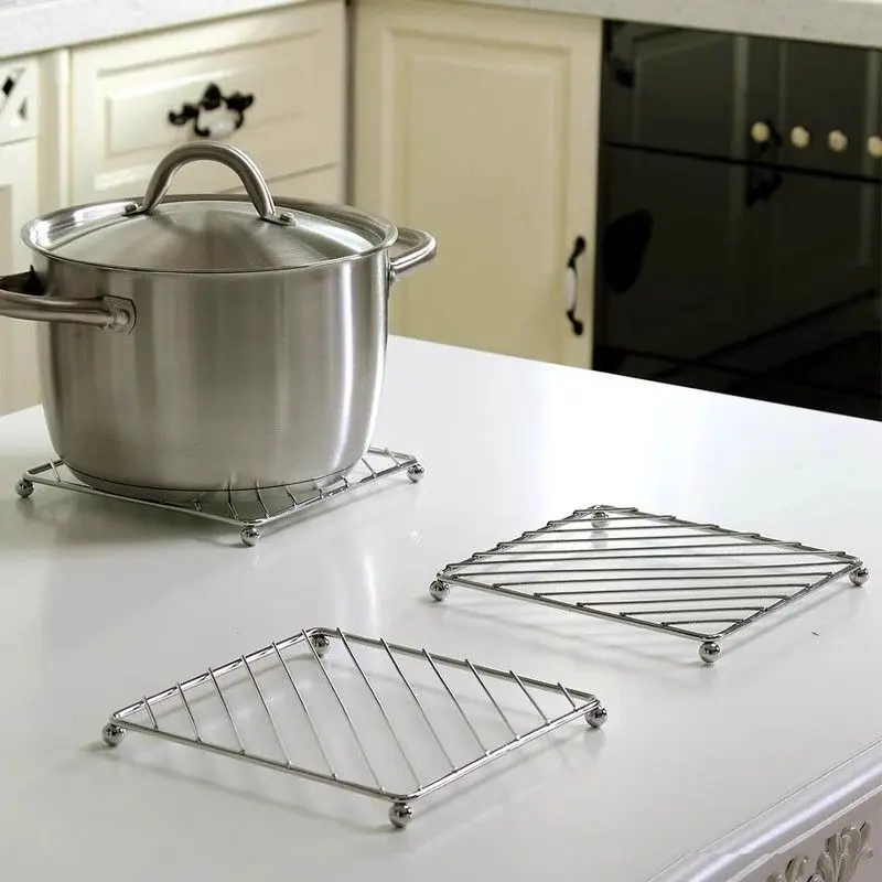 Sottopentola Rotondo In Metallo – 18 Cm – Resistente E Lavabile In Lavastoviglie – Gadget Da Cucina Pratico E Salvaspazio