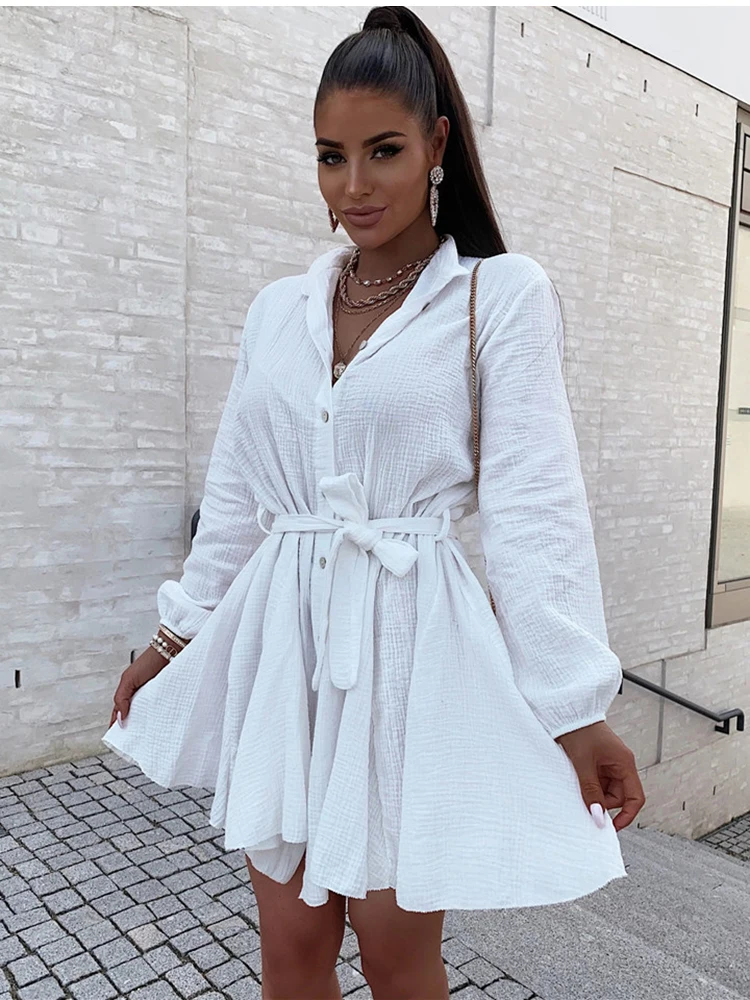 Mini robe noire à manches longues et col en V pour femmes avec