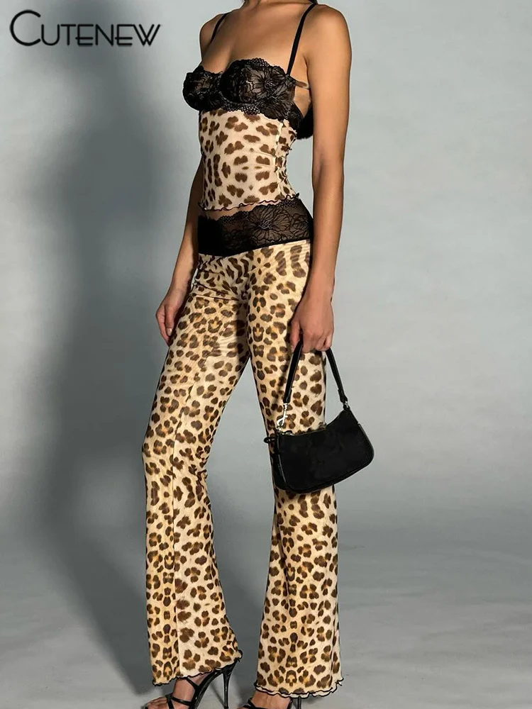 Conjunto de dos piezas de encaje con retazos para mujer, camisola sexy estilo hipster con tirantes finos y pantalones ajustados de cintura alta, ropa femenina