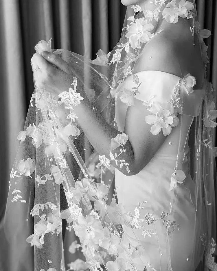 

TOPQUEEN Elegant Pearl Bridal Veil With 3d Flowers White Soft Lace Wedding Accessories Single Layer With Comb V160 Customizable