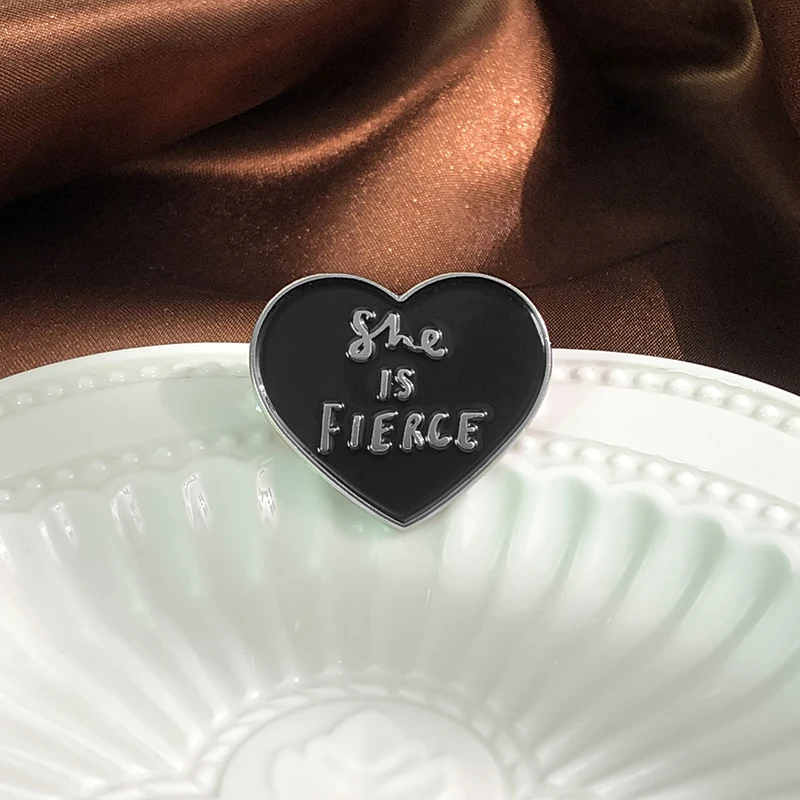 She is Fierce Emaille-Anstecknadeln mit schwarzem Herz, Girl Power All Black Everything, Anstecknadel, Broschen, Schmuckzubehör für Freunde – Detail 4