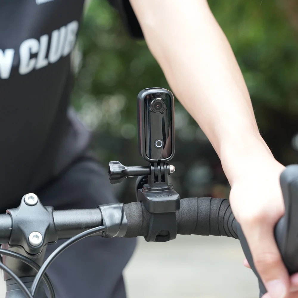 Vue en gros plan du mécanisme de serrage du support fixe pour caméra sportive SJCAM sur une barre métallique.