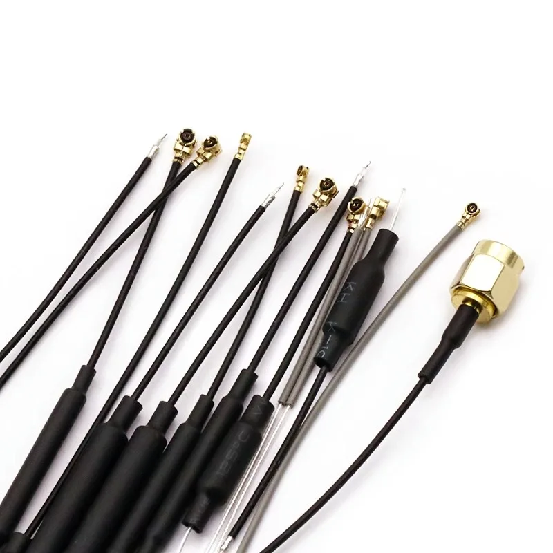 Antenne FPV 2.4G 5.8G pour drone RC, connecteur RP-SMA, gaine rouge, vue en gros plan.