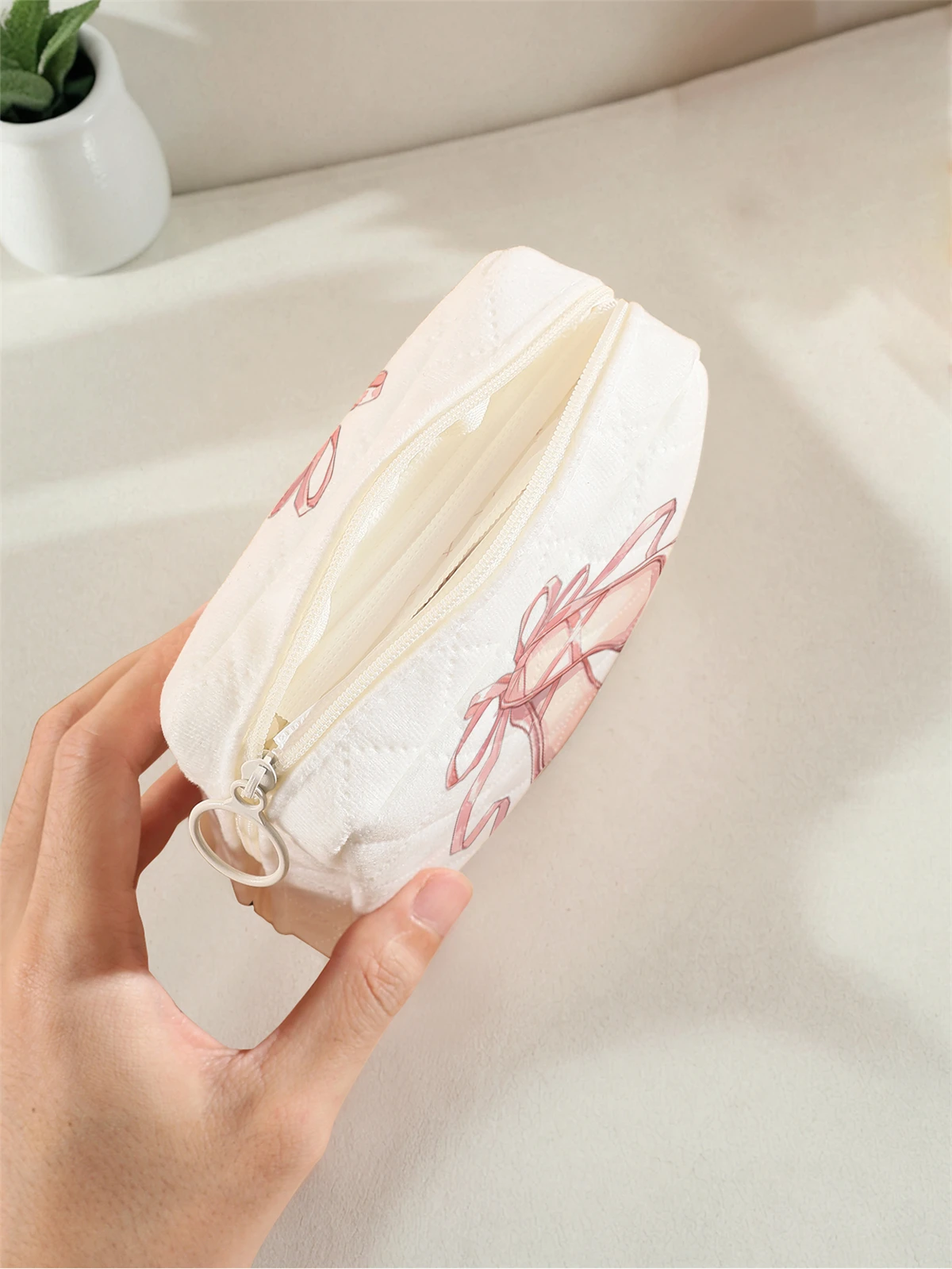 1 portable sanitary napkin storage bag, made of seaweed turtle pattern and diamond mesh material, lightweight women's tissue bag