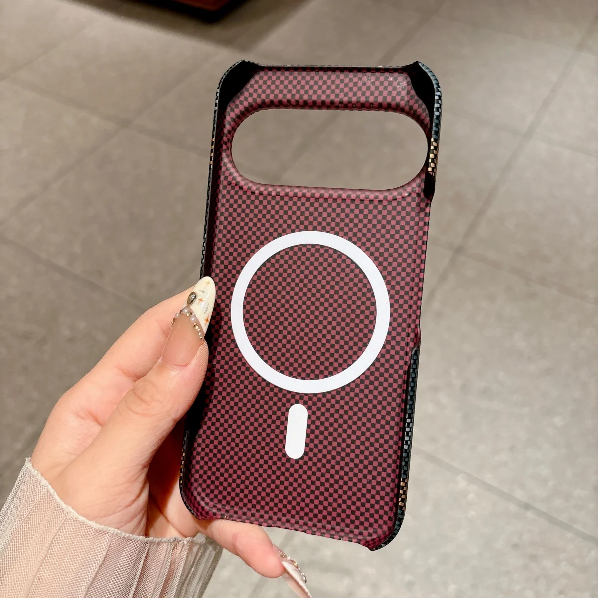 Premium Carbon Fiber Kevlar Magnetic Slim Phone Case with Magsafe Charging Compatibility