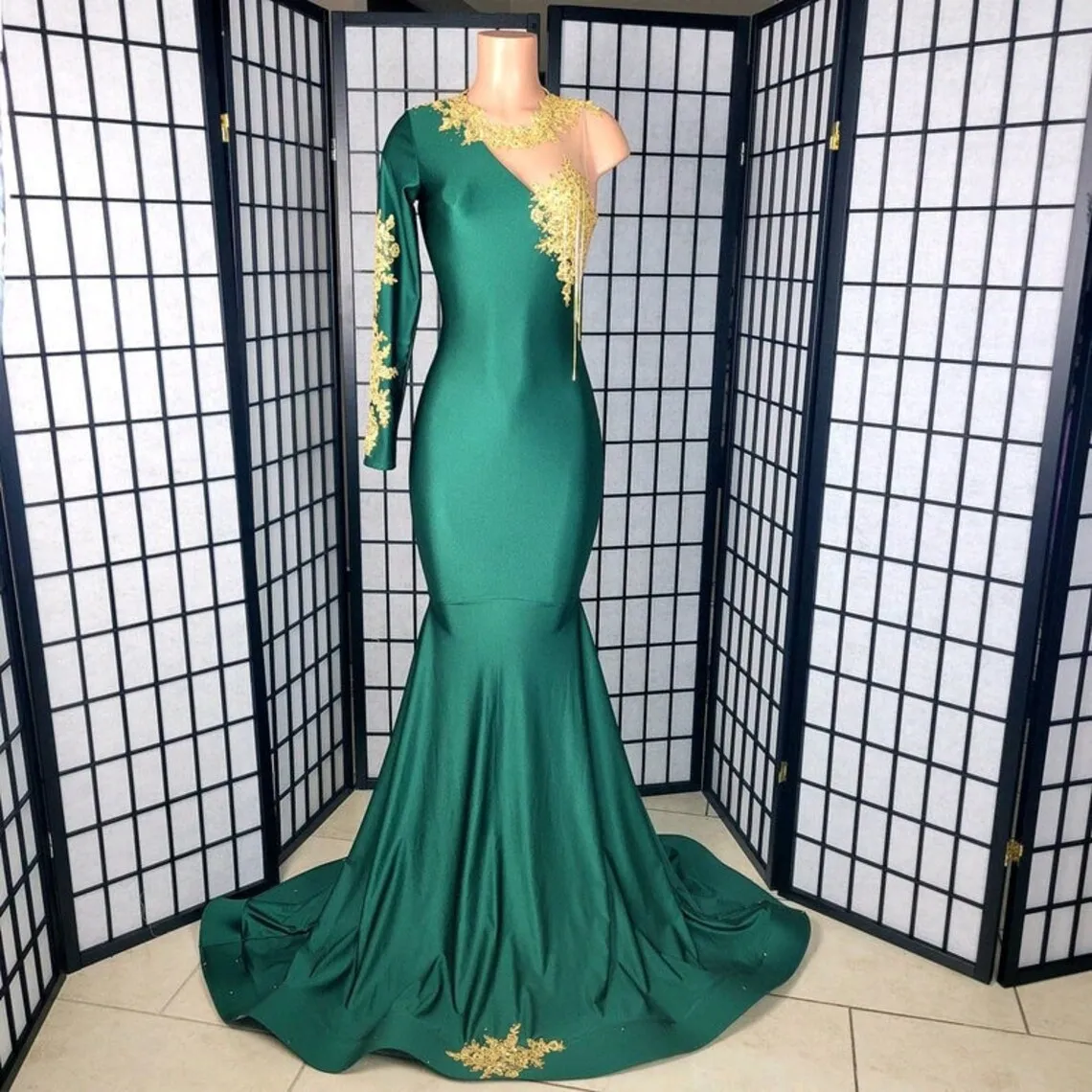 

Stretchy Satin Prom Dresses Mermaid Full Sleeves One Shoulder O Neckline Long Formal Party Green Dress Gold Lace Applique
