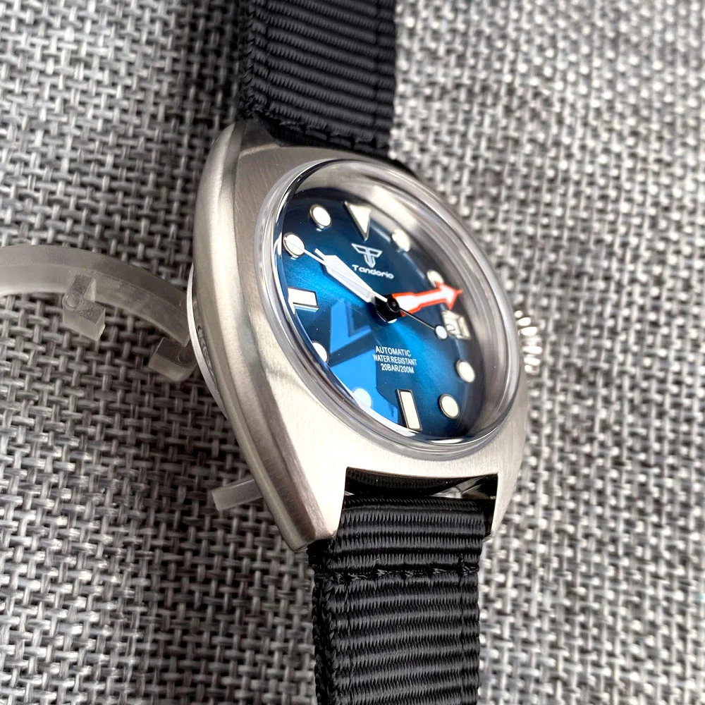 Military diver watch with NH35 automatic movement, sapphire crystal, stainless steel case, and 200m water resistance.