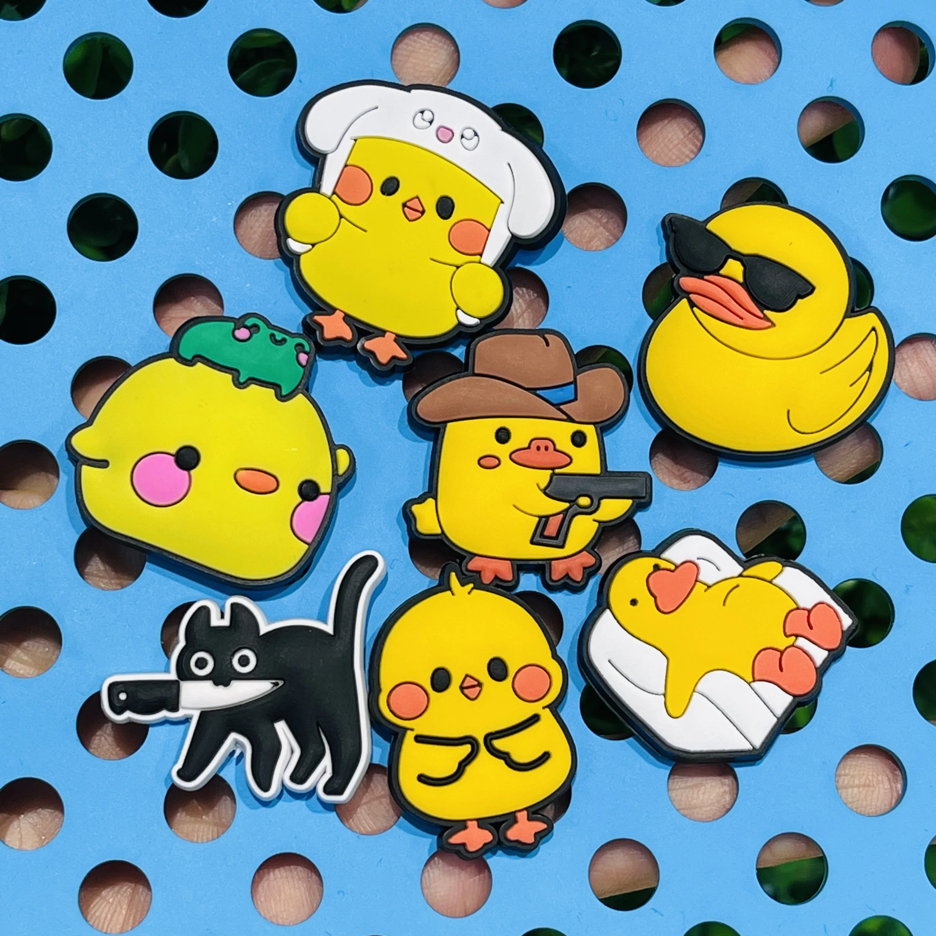 7Pcs Cartoon Tier Huhn Ente Schwarze Katze Messer Pistole PVC Schuh Charms Clogs Pins Sandalen Schuhe Dekoration Slipper Zubehör
