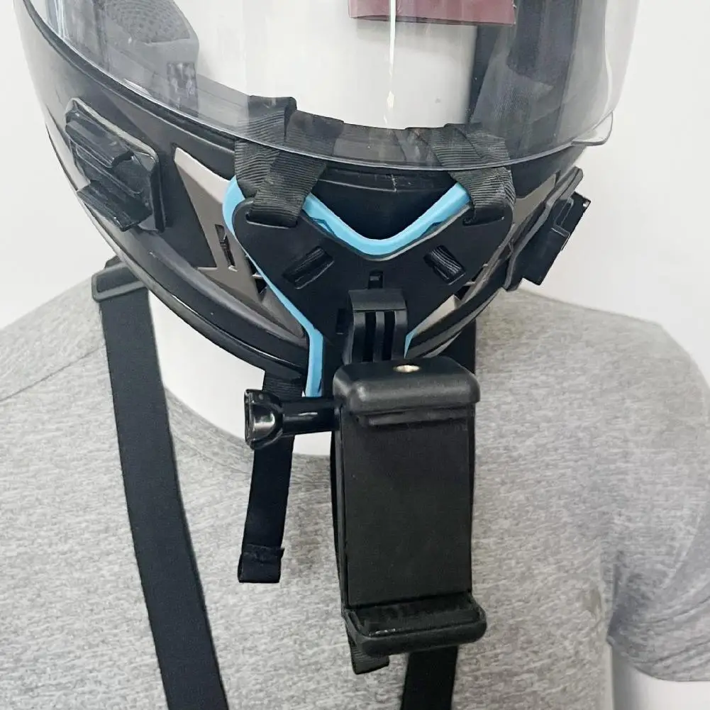 Détail du support mentonnière pour caméra d'action 360° avec la caméra en place