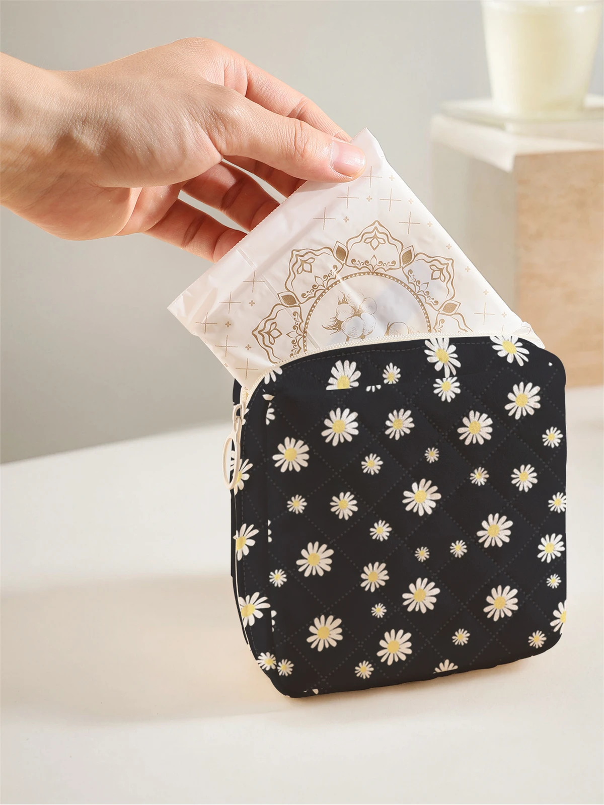 1 portable sanitary napkin storage bag with daisy pattern and diamond mesh material, lightweight women's tissue bag
