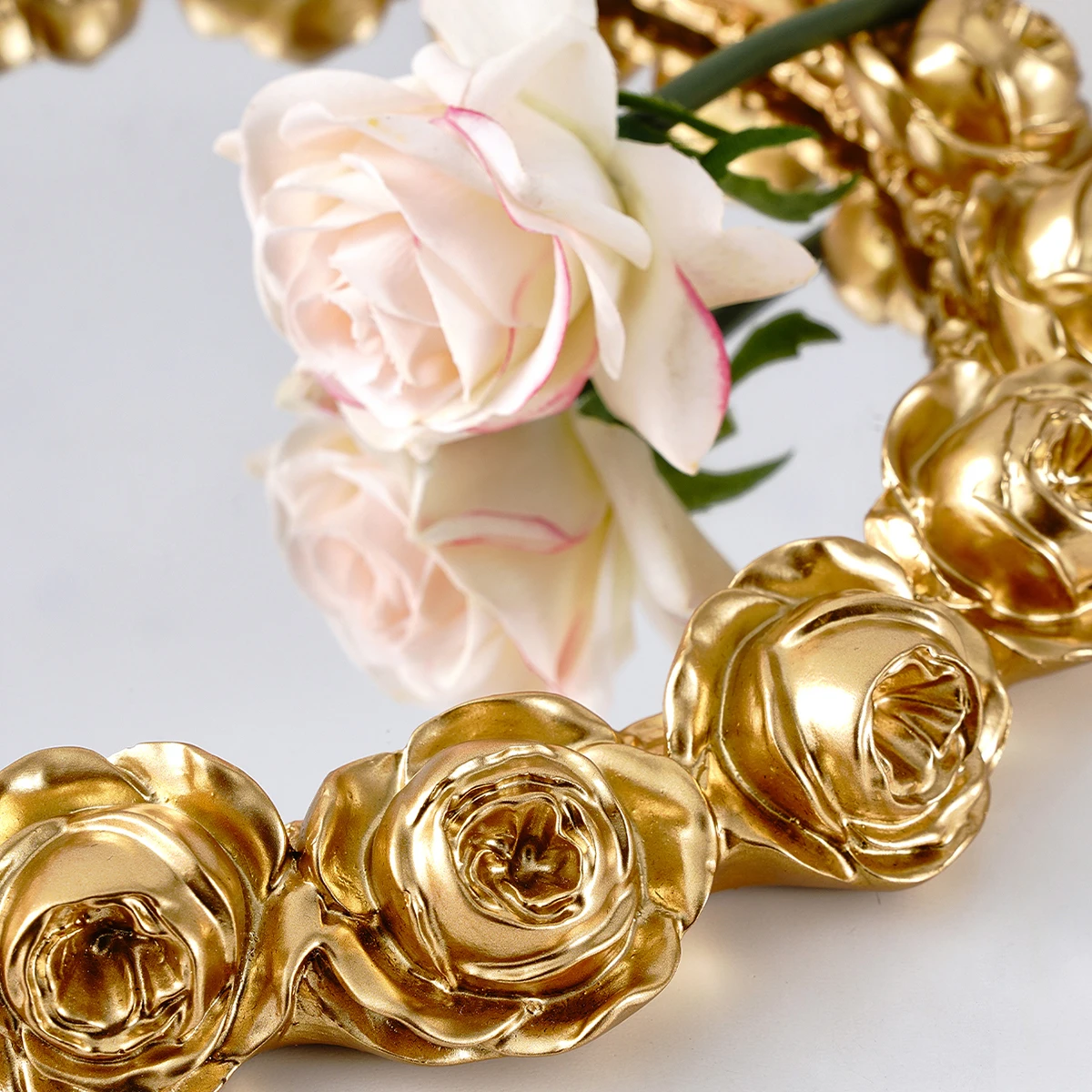 1PC, a simple European rose garron-shaped mirror decorative tray, a resin material hand-painted home decoration handicraft