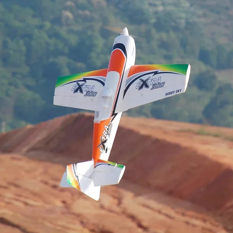 Détail du cockpit et des ailes de l'avion de cascade RC EXTRA300 3ème génération, prêt pour le montage.