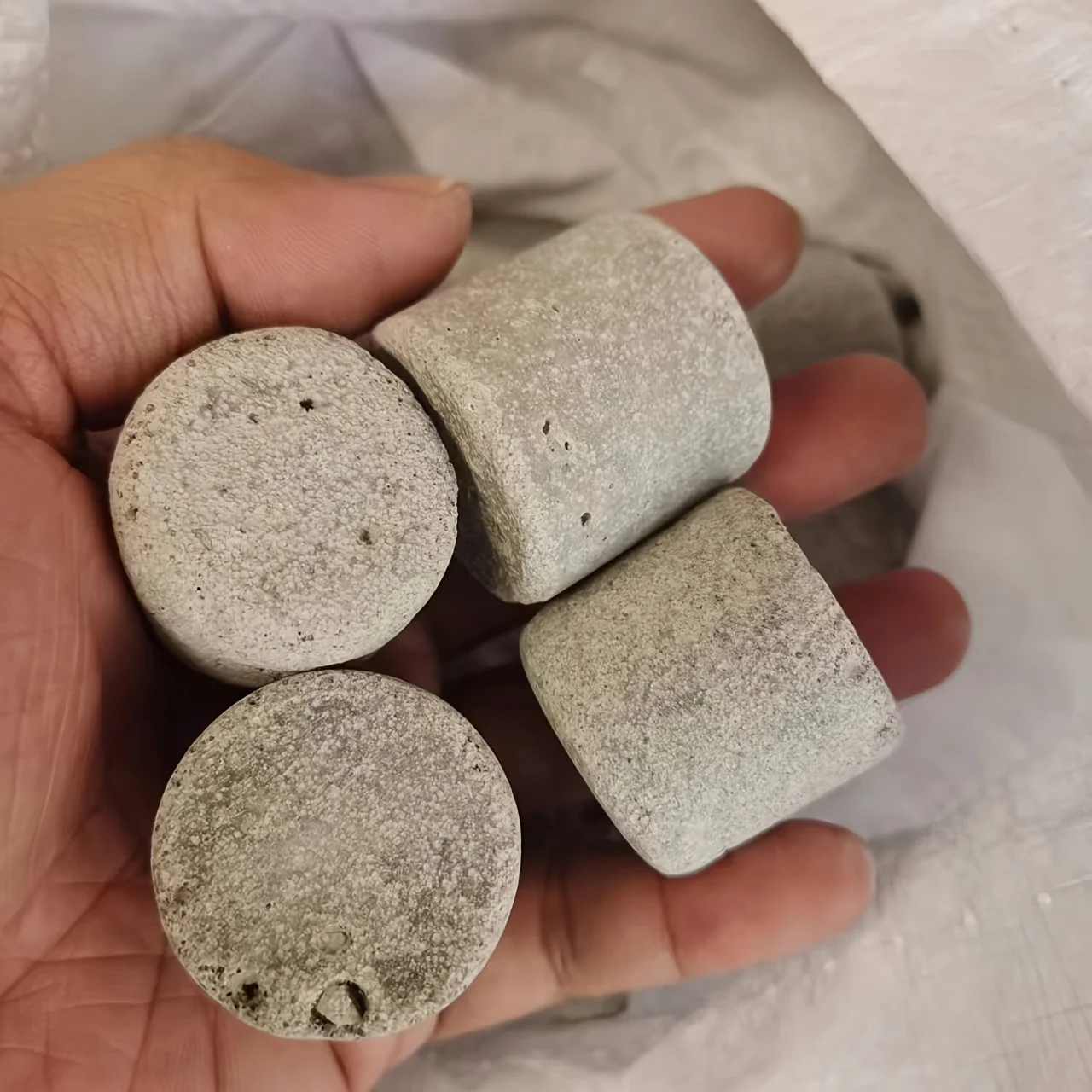 500g artificial pumice jeans stir fried with snowflakes, worn with water, and pumice good wear resistance