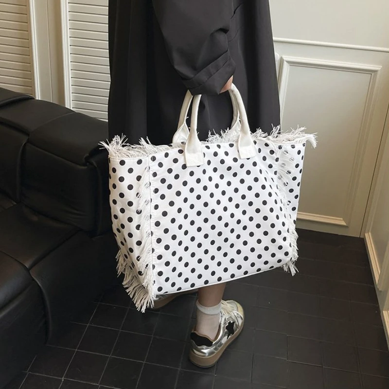 2026 Borse tote dolci di alta qualità per le donne Nuove borse a tracolla di grande capacità con temperamento in nylon di moda a pois - immagine 3