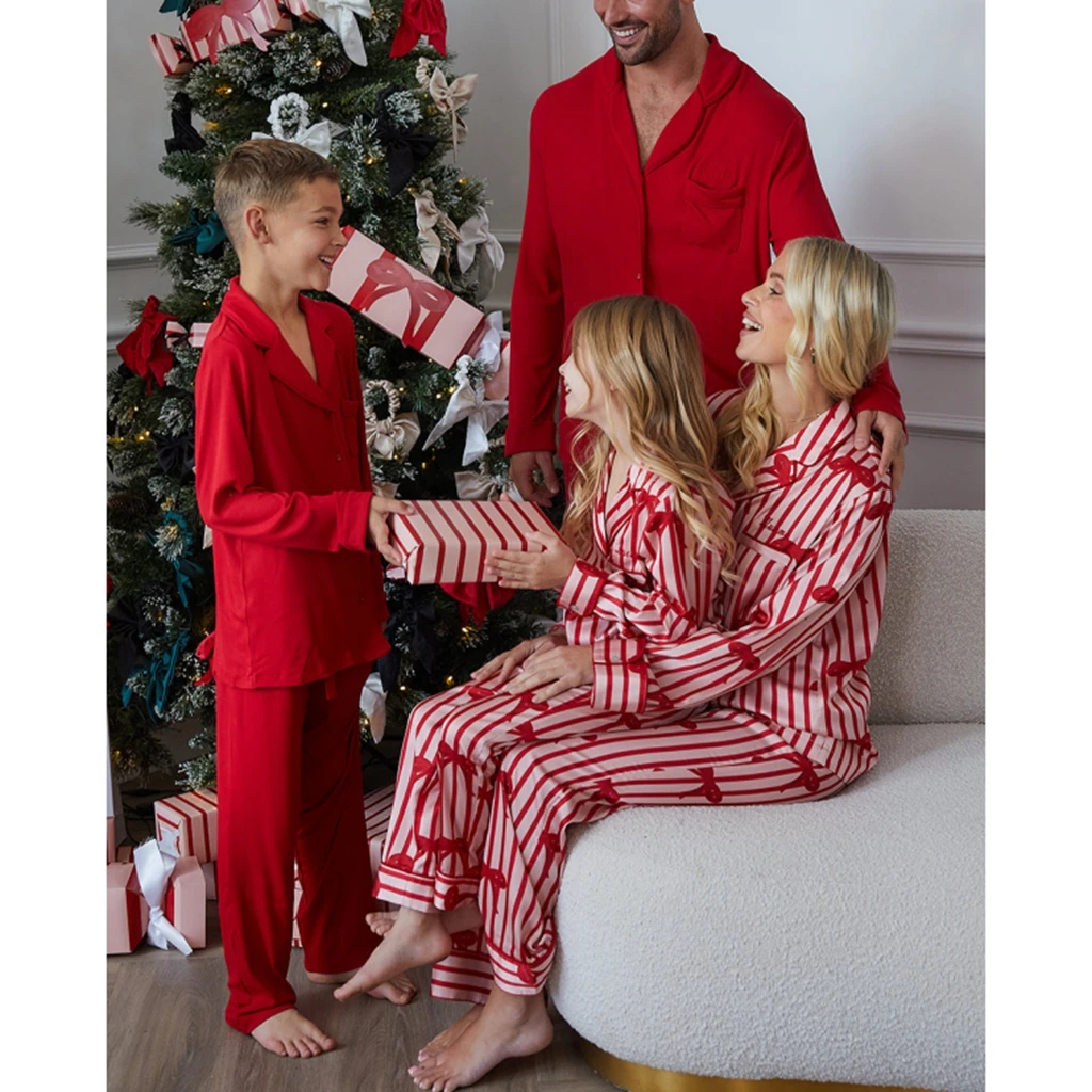 thumbnail image 2 of Conjunto de pijama navideño de 2 piezas a juego para la familia Combhasaki, blusa de manga larga con botones y cuello de solapa + pantalones largos, ropa de estar por casa con estampado de lazo, 2 of 5