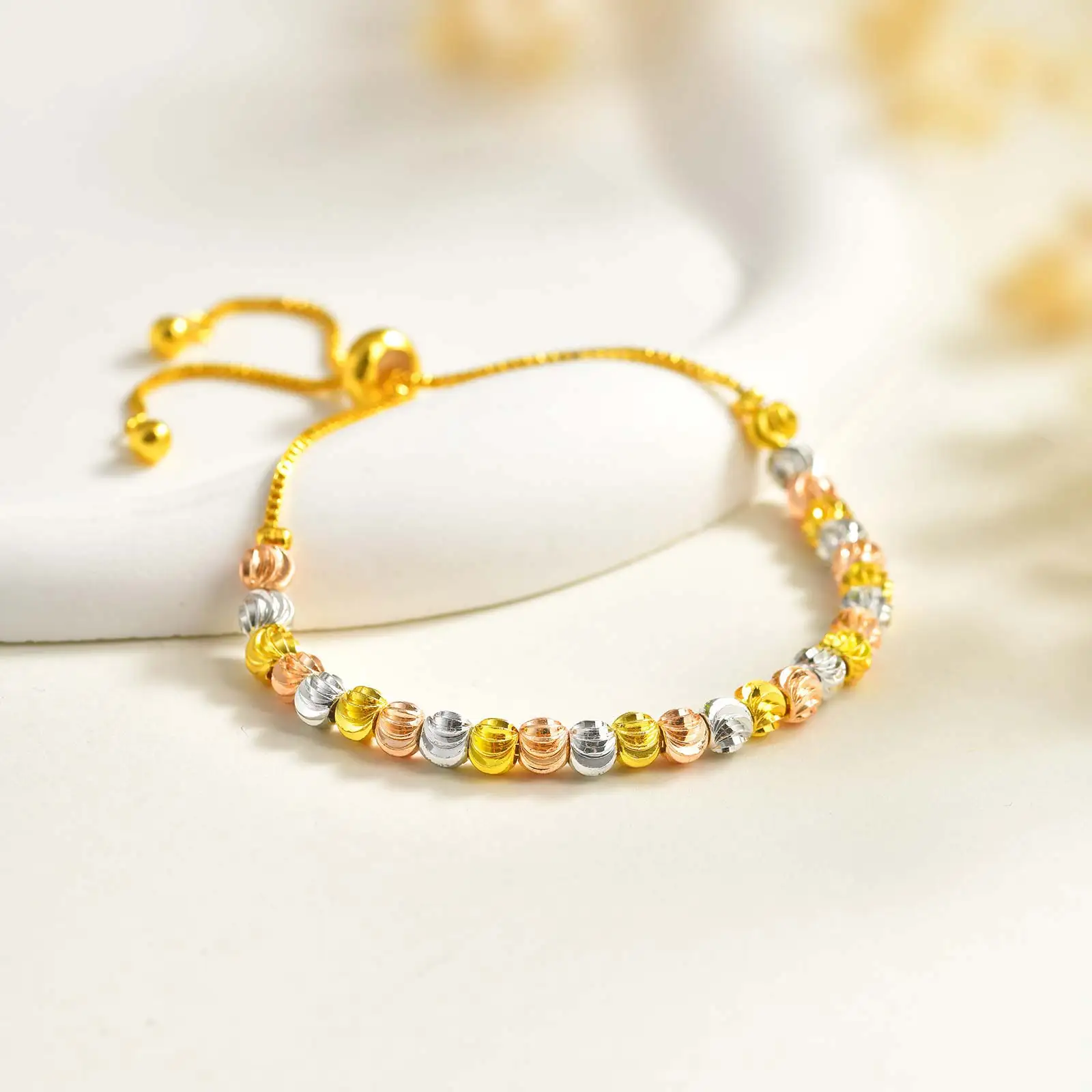 Luxuriöses dreifarbiges Perlenarmband für Damen, vergoldetes verstellbares Kettenarmband, einzigartiger Design-Modeschmuck – Detail 6