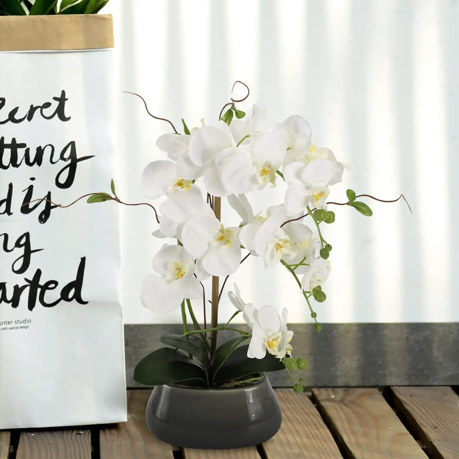 LOMOHOO Orchidea artificiale in vaso, confezione da 2 orchidee in vaso, fiori finti Phalaenopsis con vaso di plastica per tavolo, decorazione casa, ufficio, festa di nozze, PL158