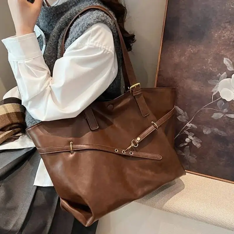 Braune Vintage-Einkaufstasche mit großem Fassungsvermögen, Metallschnalle, Dekor, lässige Umhängetaschen, vielseitige Pendlerhandtasche, elegante Damentasche – Detail 13