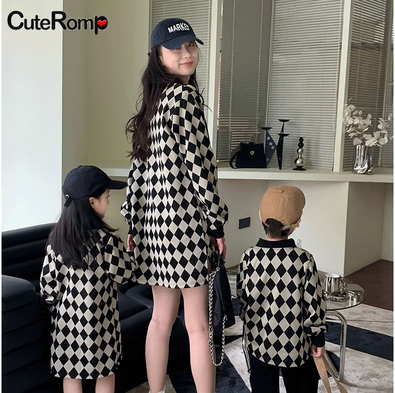 Parent-child outfit Autumn new mother daughter outfit Brother sister Lingge POLO shirt Family three Polo skirt