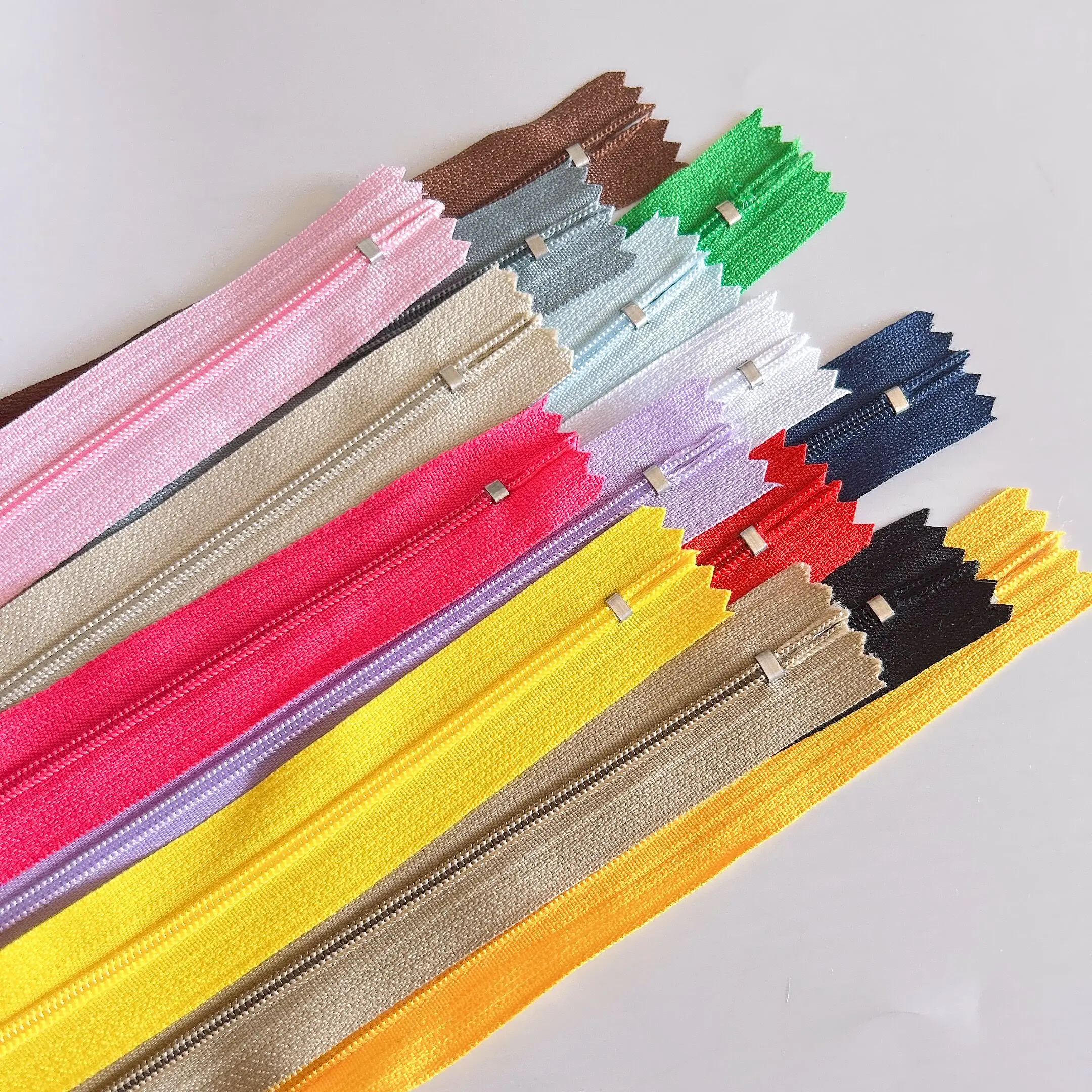 20-Piece Set of 20cm Nylon Coil Zippers – 15 Vibrant Colors for Sewing and Craft Projects